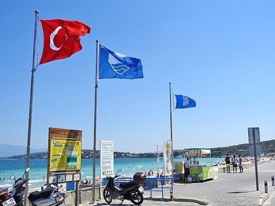 Çeşme’de 14 plaj ve 2 marinada Mavi Bayrak dalgalanacak