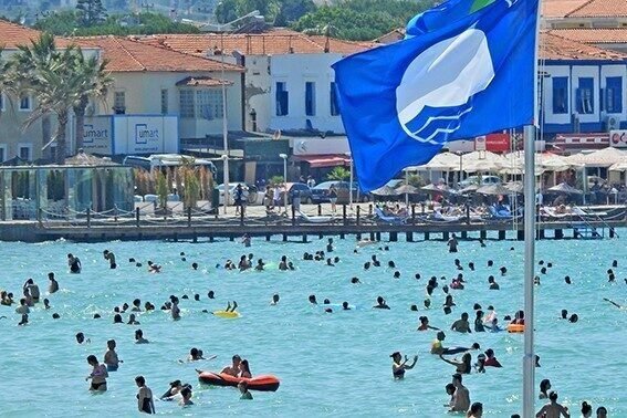 Çeşme’de 14 plaj ve 2 marinada Mavi Bayrak dalgalanacak