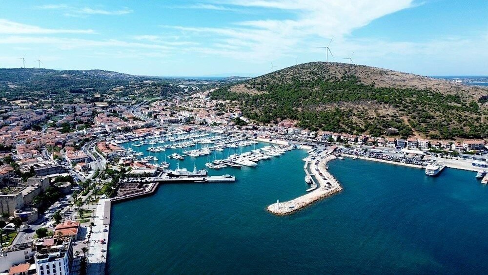 İzmir’in gözde turizm merkezlerinden Çeşme’de günlük 7 saatlik zorunlu su