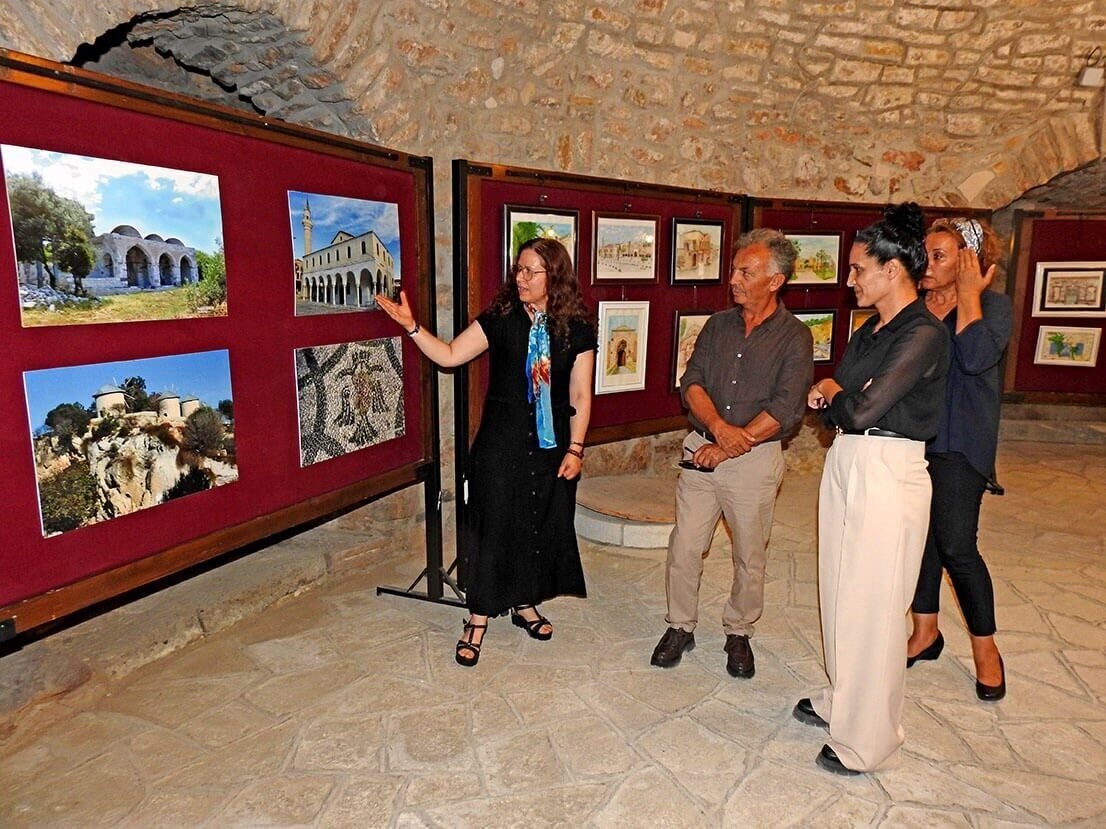 Çeşme’nin tarihi yapıları resim ve fotoğraf karelerinde hayat buldu