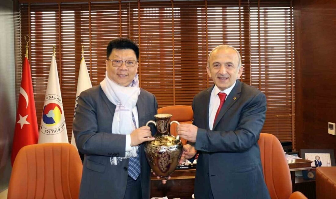 Çin Halk Cumhuriyeti İstanbul Başkonsolosu Wei Xiaodong ve beraberindeki heyet,