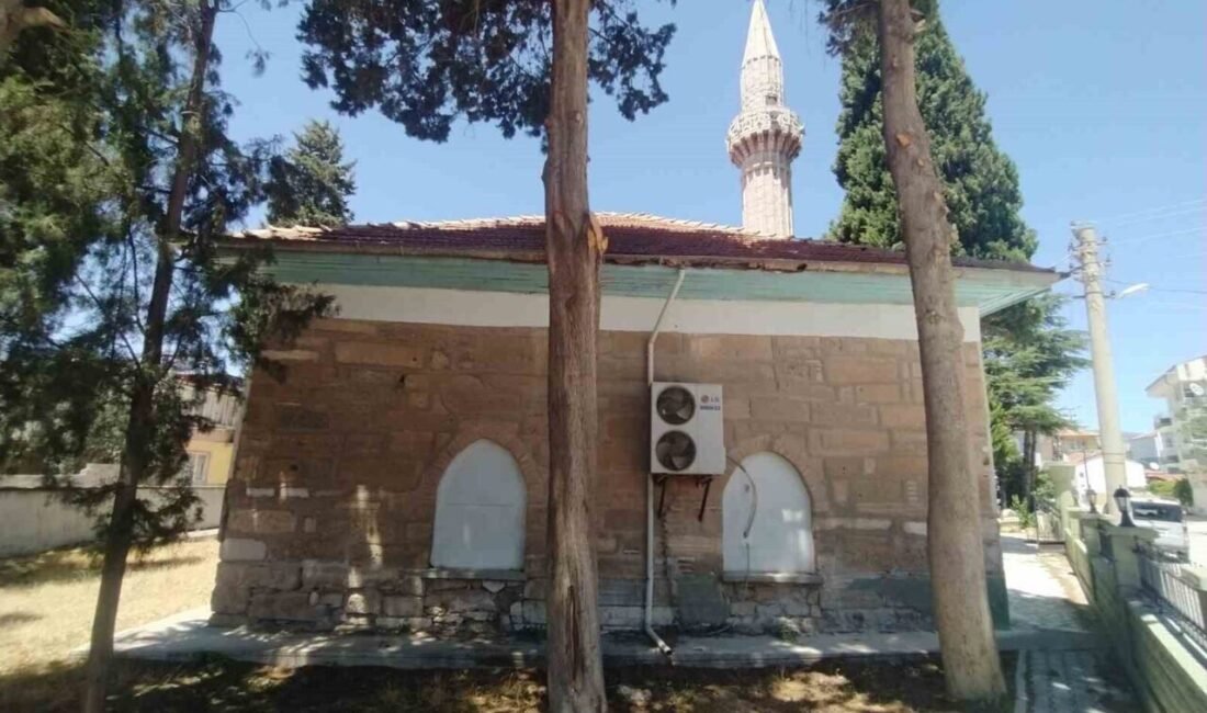 Çivril’in tarihi camilerinden Sofu Camiinde inceleme yapan Çivril Kaymakamı Fatih