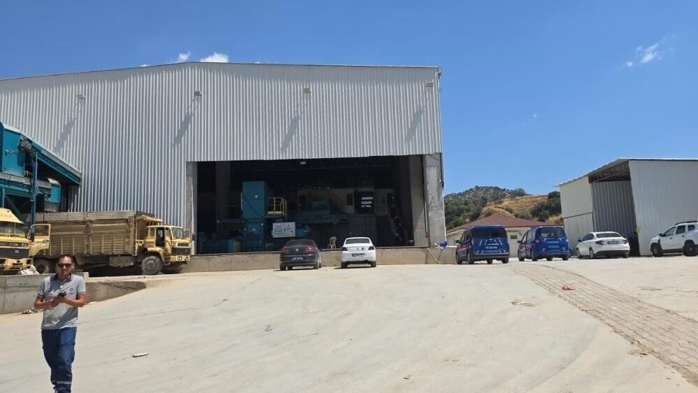 Çöpte bulunmuştu, jandarma 1500 saatlik kamera kaydını inceliyor Aydın’ın Efeler ilçesindeki katı atık bertaraf tesisinde çöp ayrıştırma çalışmaları