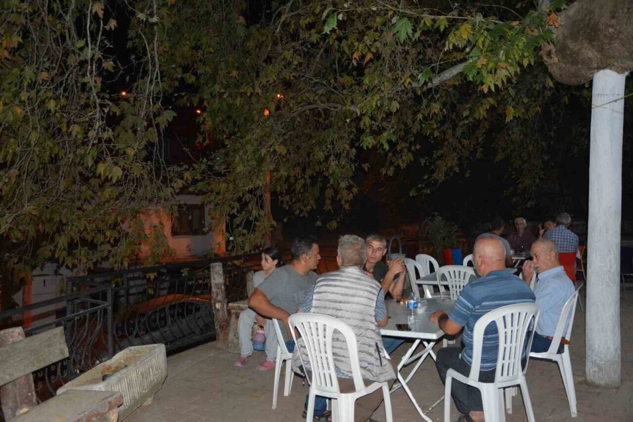 Demirci’de 2 bin yıllık anıt çınarda odun ateşinde çay
