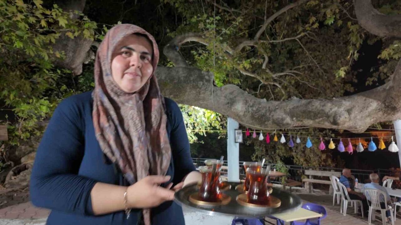 Demirci’de 2 bin yıllık anıt çınarda odun ateşinde çay