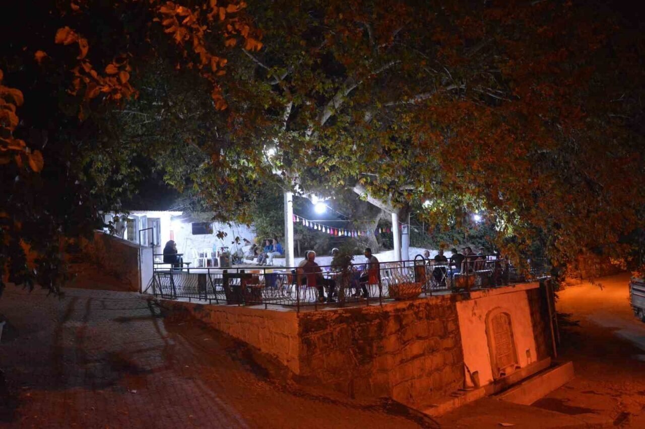 Demirci’de 2 bin yıllık anıt çınarda odun ateşinde çay
