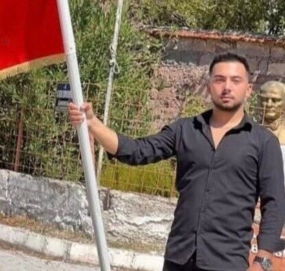Denize atlayarak başını kuma çarpan genç hayatını kaybetti İzmir’in Dikili ilçesinde, çalıştığı tekneden balıklama denize atlayarak başını kuma