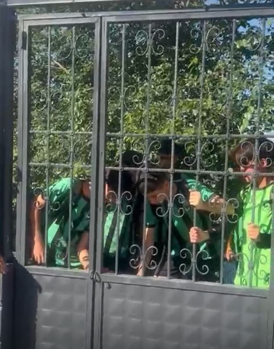Denizli Büyükşehir Belediyesi sporcuların ailelerini sahaya almadı