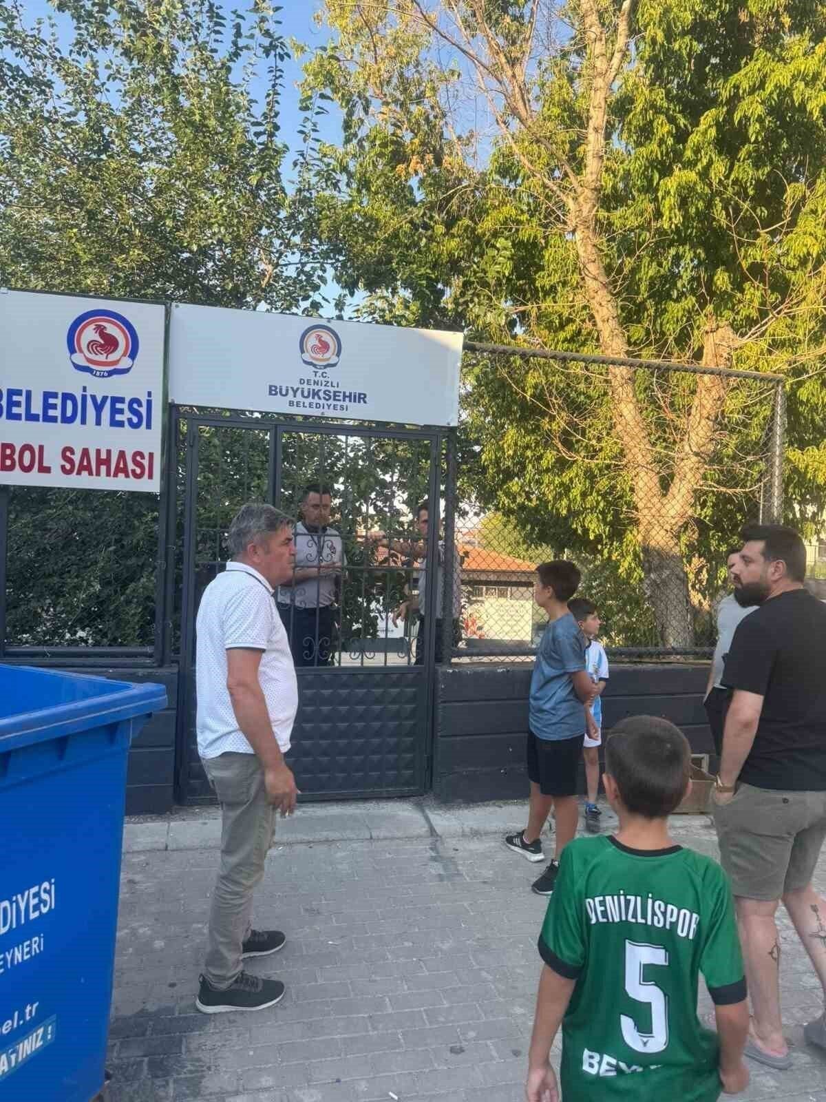 Denizli Büyükşehir Belediyesi sporcuların ailelerini sahaya almadı