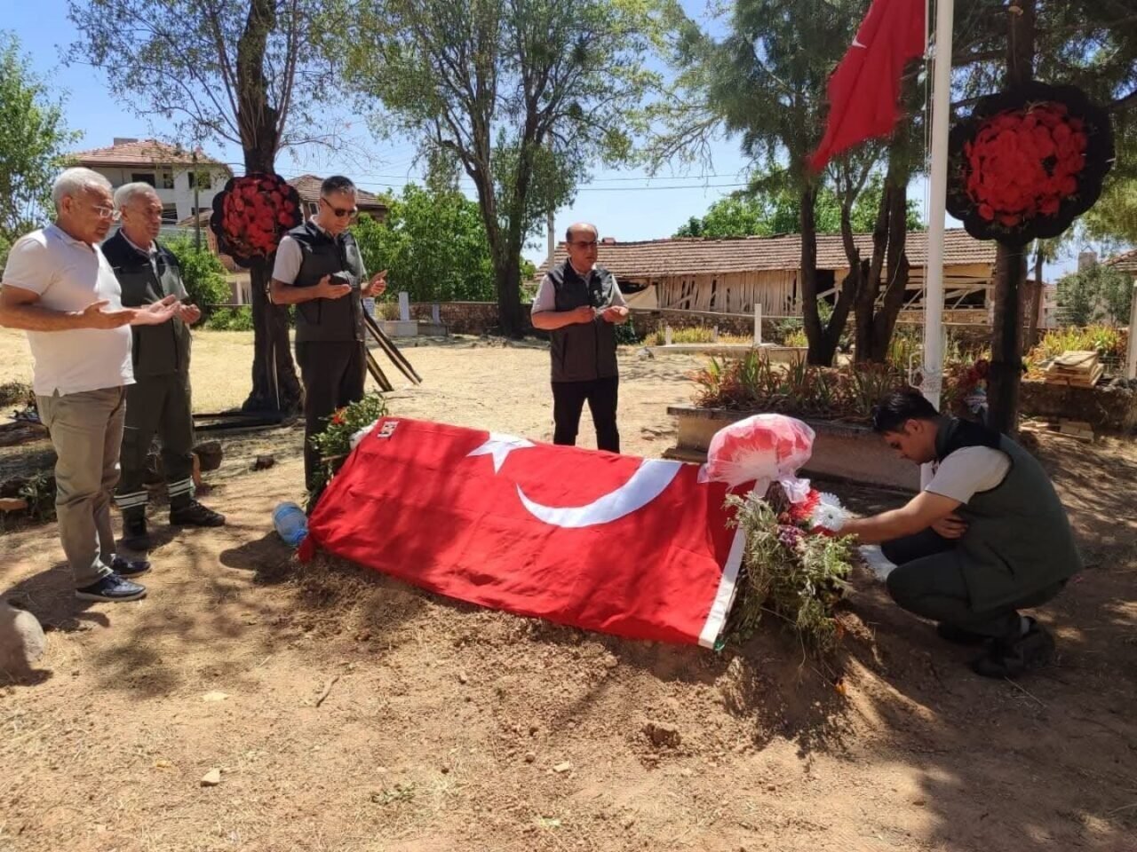 Denizli Orman Bölge Müdürü Köle orman şehitlerinin ailelerini ziyaret etti