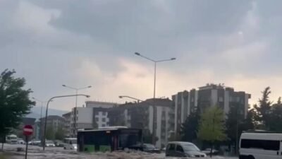 Denizli’de akşam saatlerinde etkili olan sağanak hayatı olumsuz etkiledi. Ulaşımda