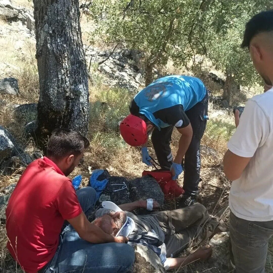 Dere kenarına düşen ve baygın halde bulunan yaşlı adam kurtarıldı