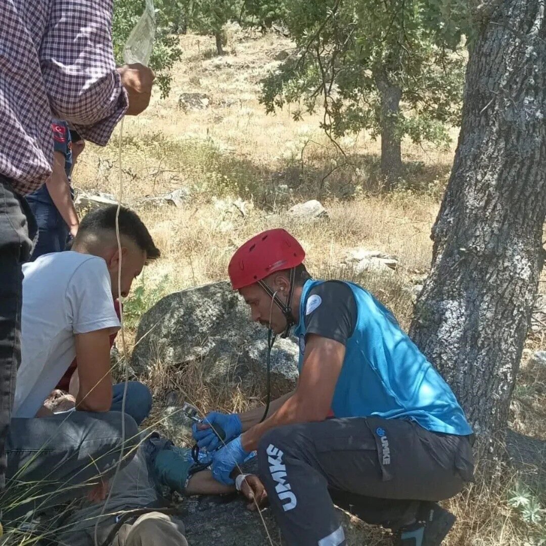 Dere kenarına düşen ve baygın halde bulunan yaşlı adam kurtarıldı