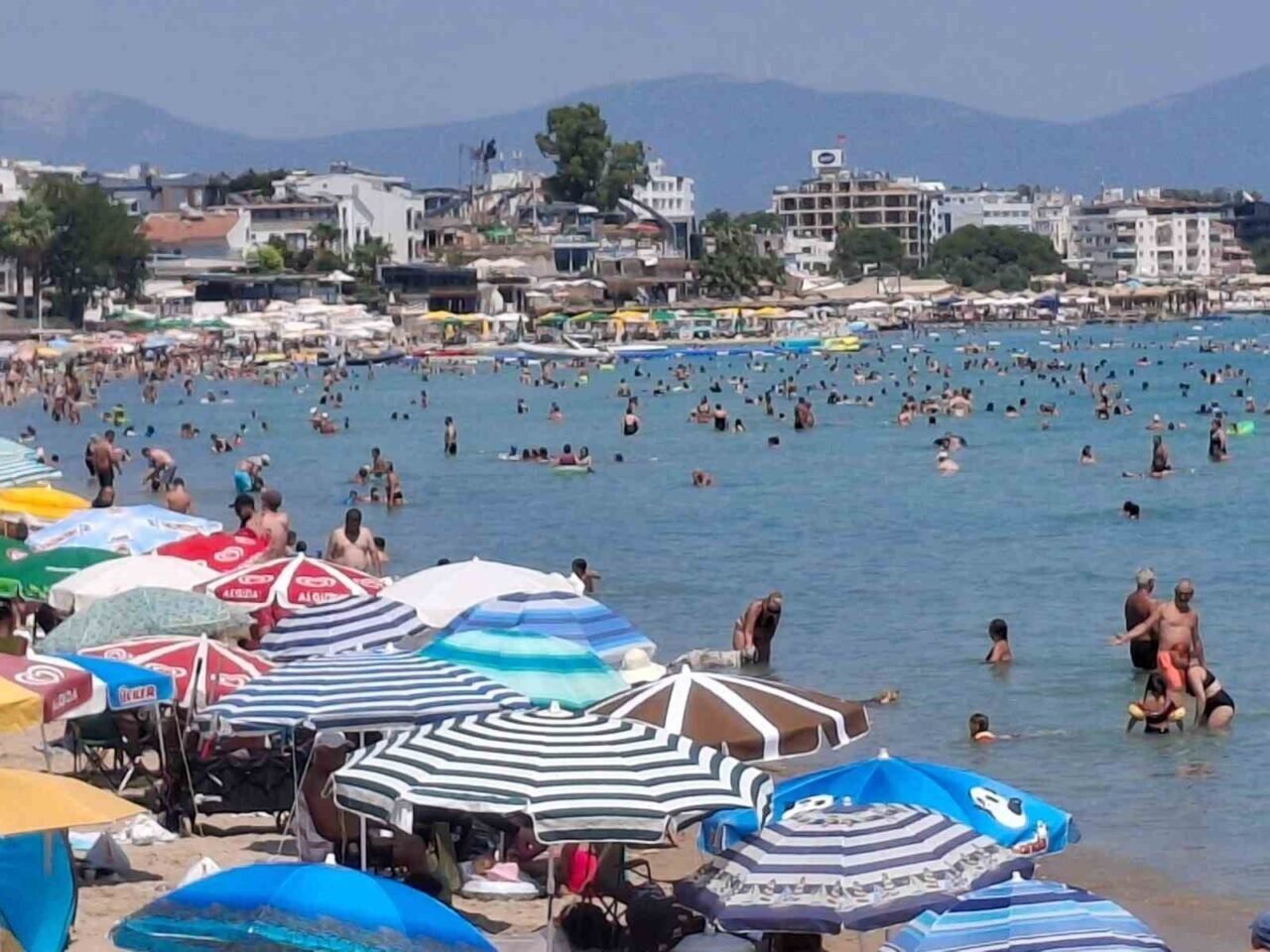 Didim’de sıcaklıklar arttı, Altınkum doldu taştı