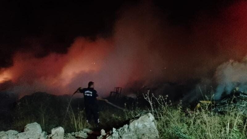 Aydın’ın Didim ilçesinde sitelerin arasında bulunan makilik alanda çıkan yangın