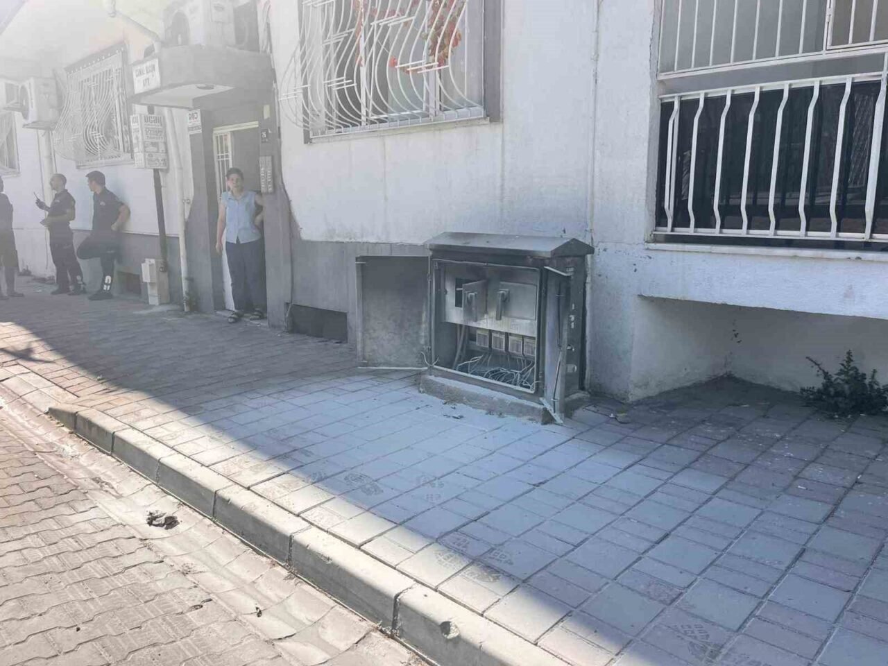 Elektrik panosunda çıkan yangın ekipleri harekete geçirdi Elektrik panosunda çıkan yangın ekipleri harekete geçirdi
