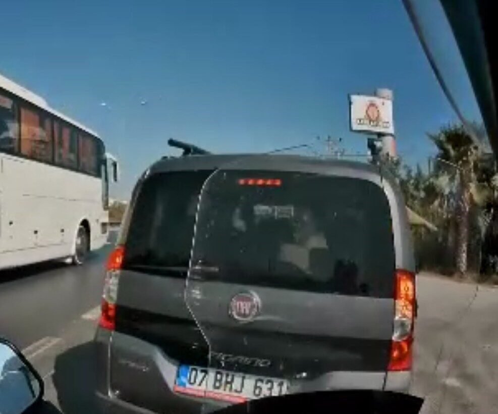 Emniyet şeridine geçen hafif ticari araca çarpıp takla attı, o anlar kameraya yansıdı