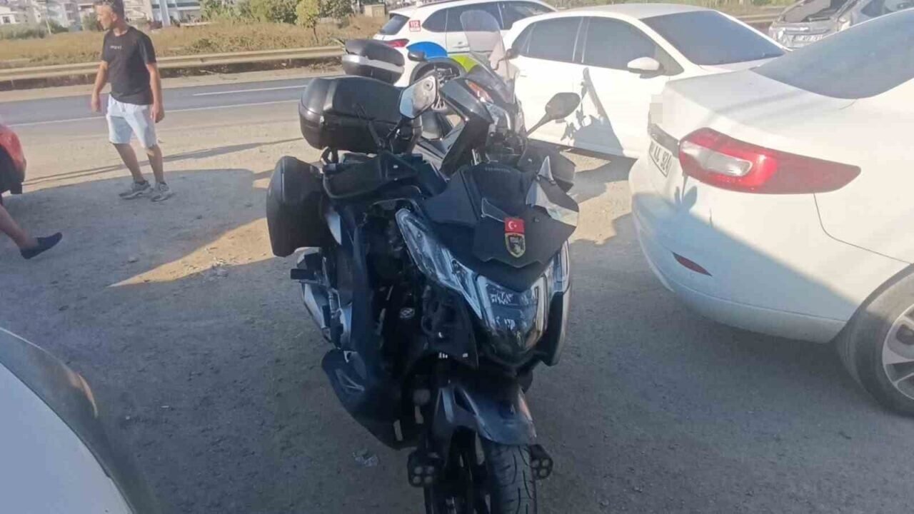 Emniyet şeridine geçen hafif ticari araca çarpıp takla attı, o anlar kameraya yansıdı