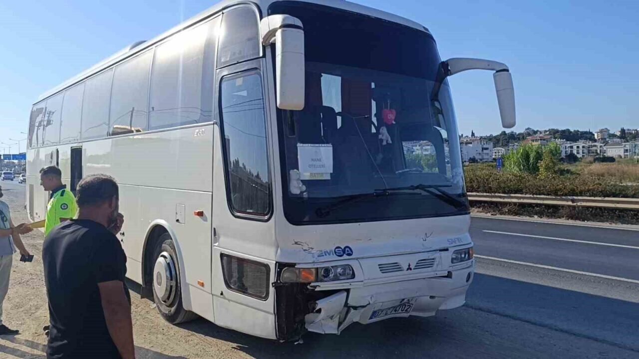 Emniyet şeridine geçen hafif ticari araca çarpıp takla attı, o anlar kameraya yansıdı