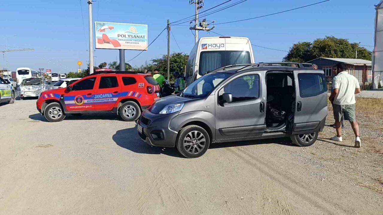 Emniyet şeridine geçen hafif ticari araca çarpıp takla attı, o anlar kameraya yansıdı