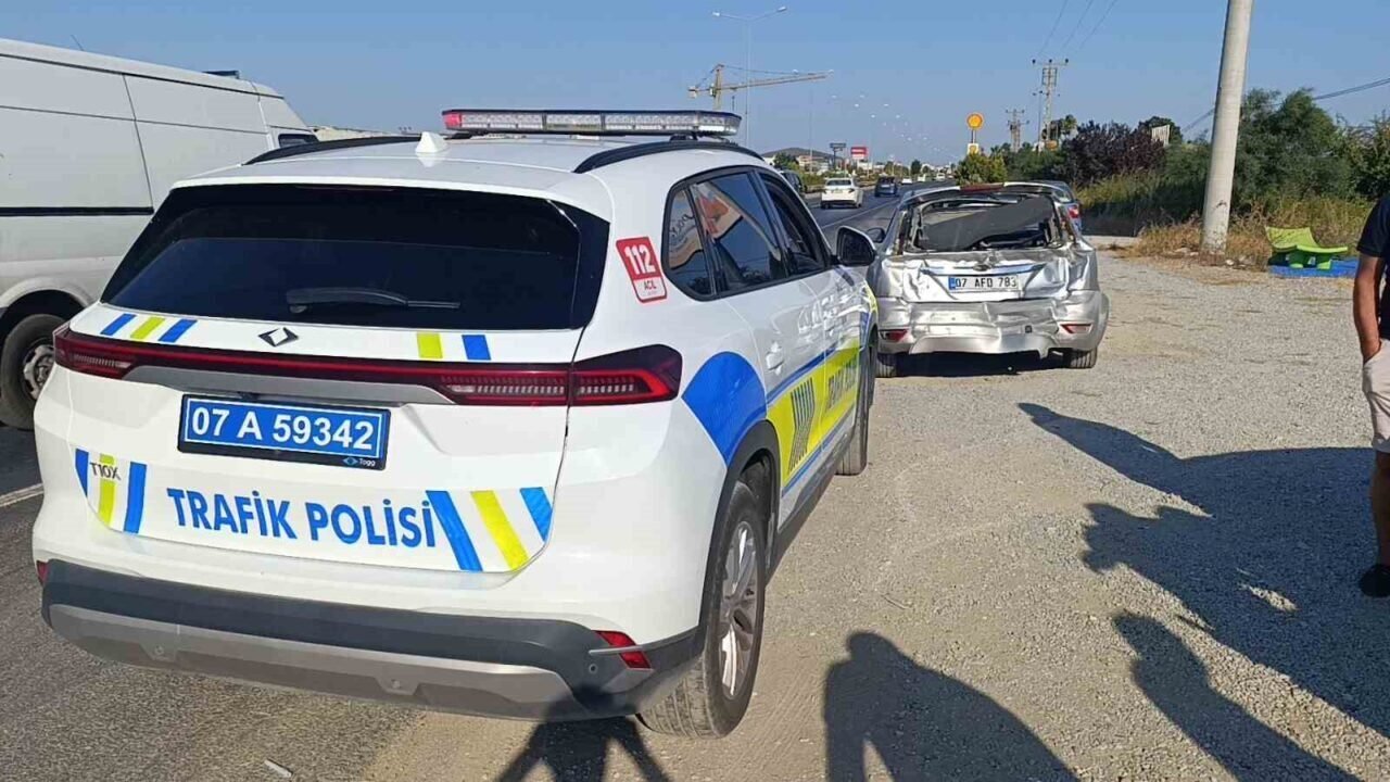 Emniyet şeridine geçen hafif ticari araca çarpıp takla attı, o anlar kameraya yansıdı