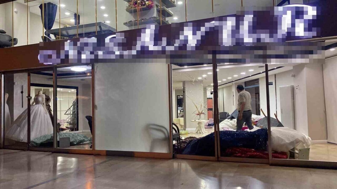 Eşinin mağazasına girip gelinliklerin üzerlerine kolonya döktü, tüpe çakmağı dayayınca tazyikli suyu yedi