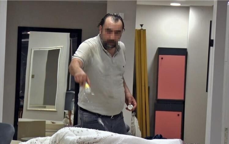 Eşinin mağazasına girip gelinliklerin üzerlerine kolonya döktü, tüpe çakmağı dayayınca tazyikli suyu yedi
