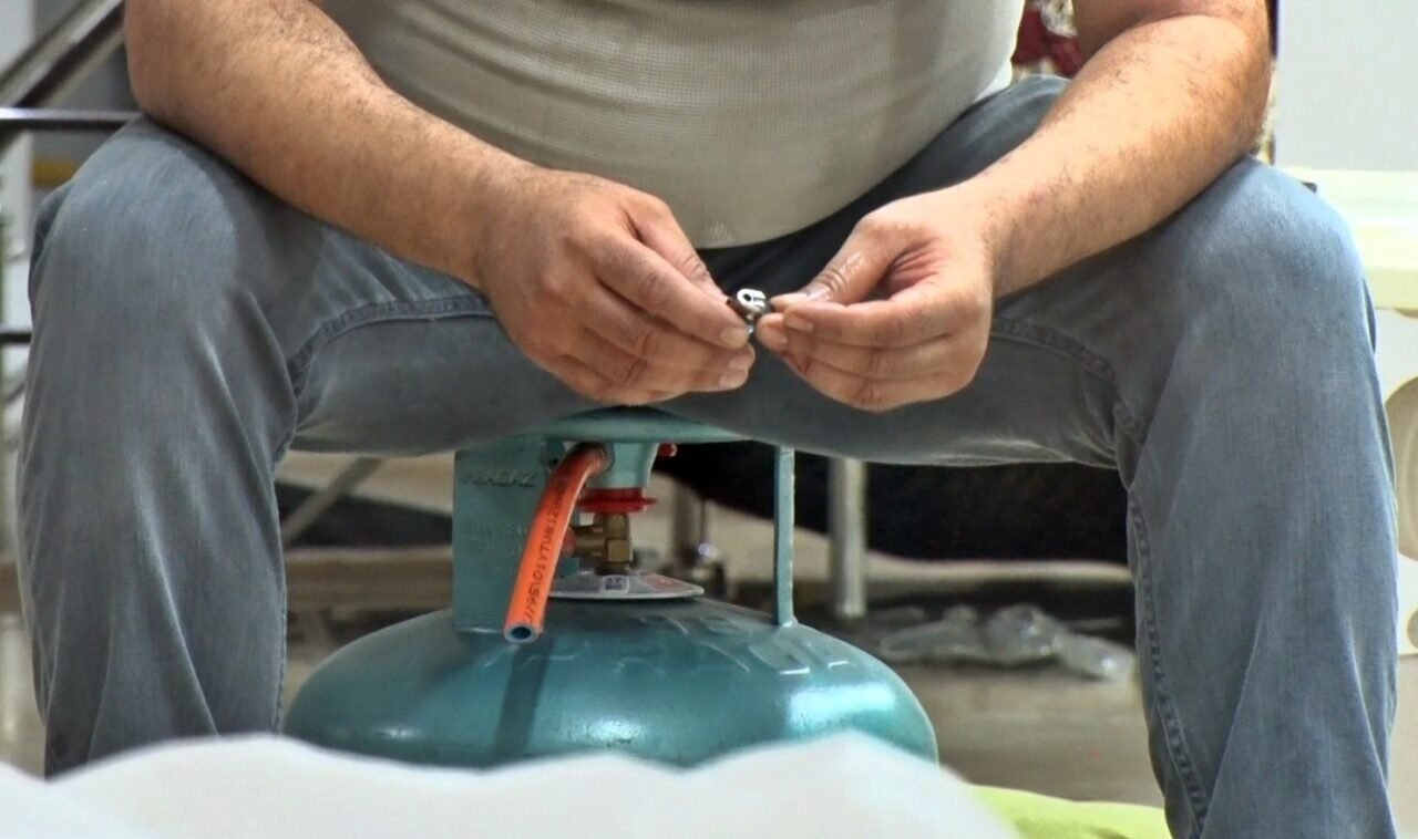Eşinin mağazasına girip gelinliklerin üzerlerine kolonya döktü, tüpe çakmağı dayayınca tazyikli suyu yedi