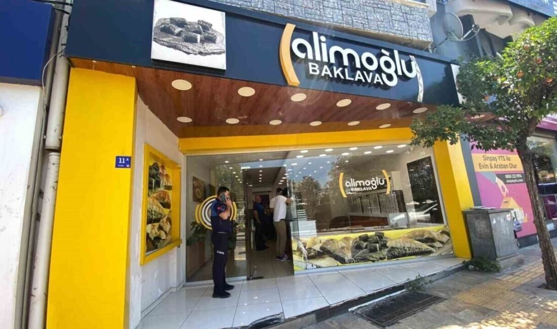 Aydın’ın Efeler ilçesinde baklava satışının yapıldığı bir iş yerindeki fare