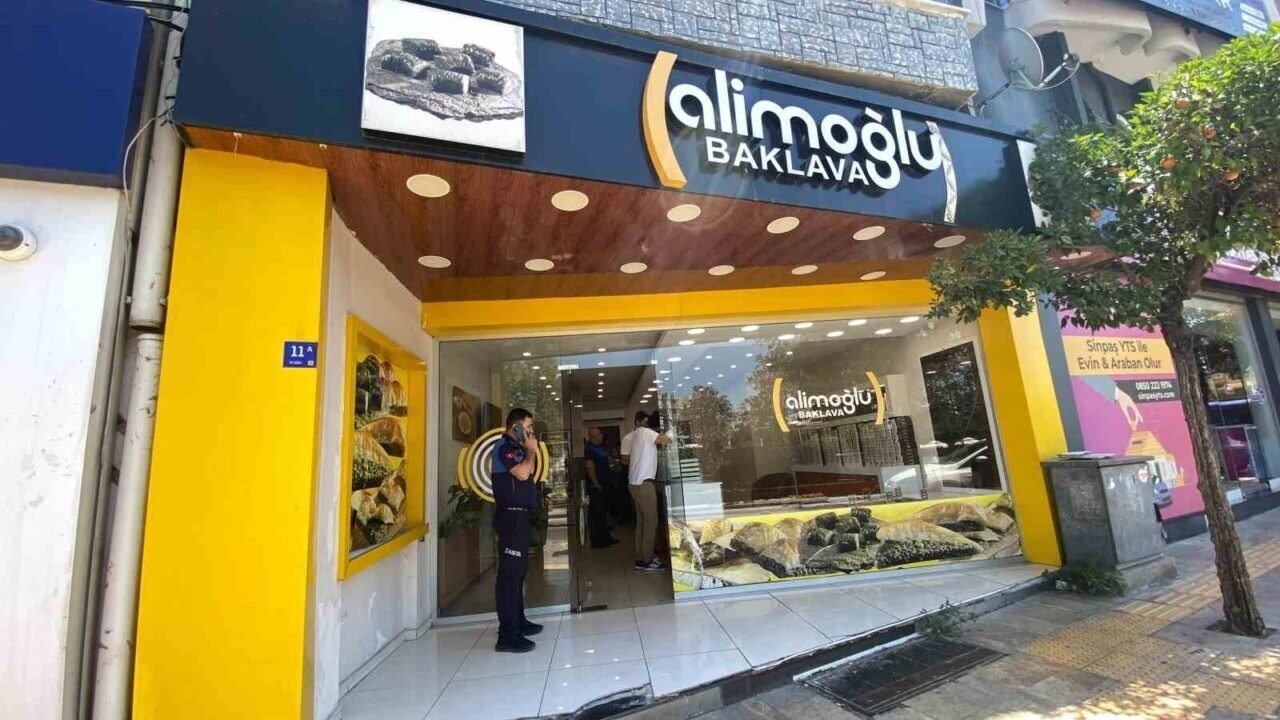 Fare görüntüleri ile gündeme gelen baklavacıya 60 bin TL cezai işlem uygulandı Fare görüntüleri ile gündeme gelen baklavacıya 60 bin TL cezai işlem uygulandı
