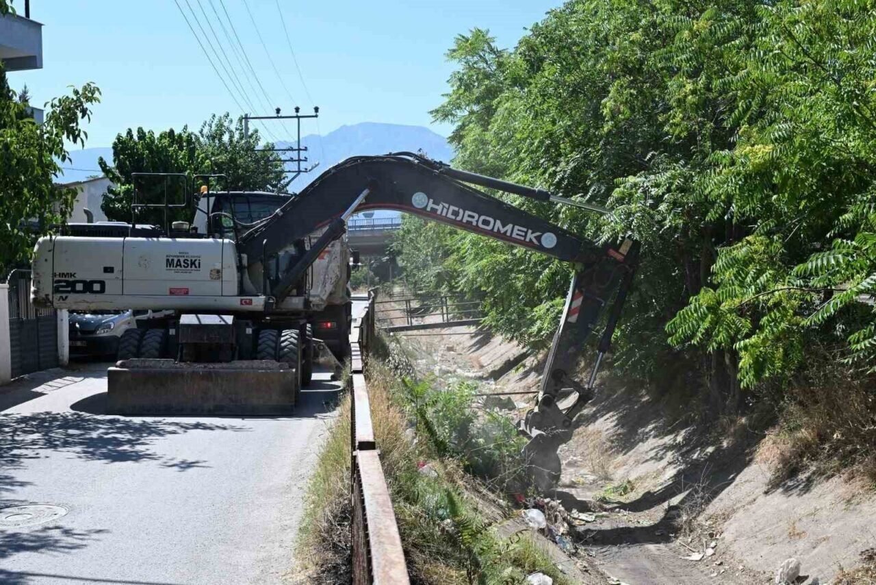 Fevzi Çakmak Mahallesi’nde sulama kanalları temizlendi