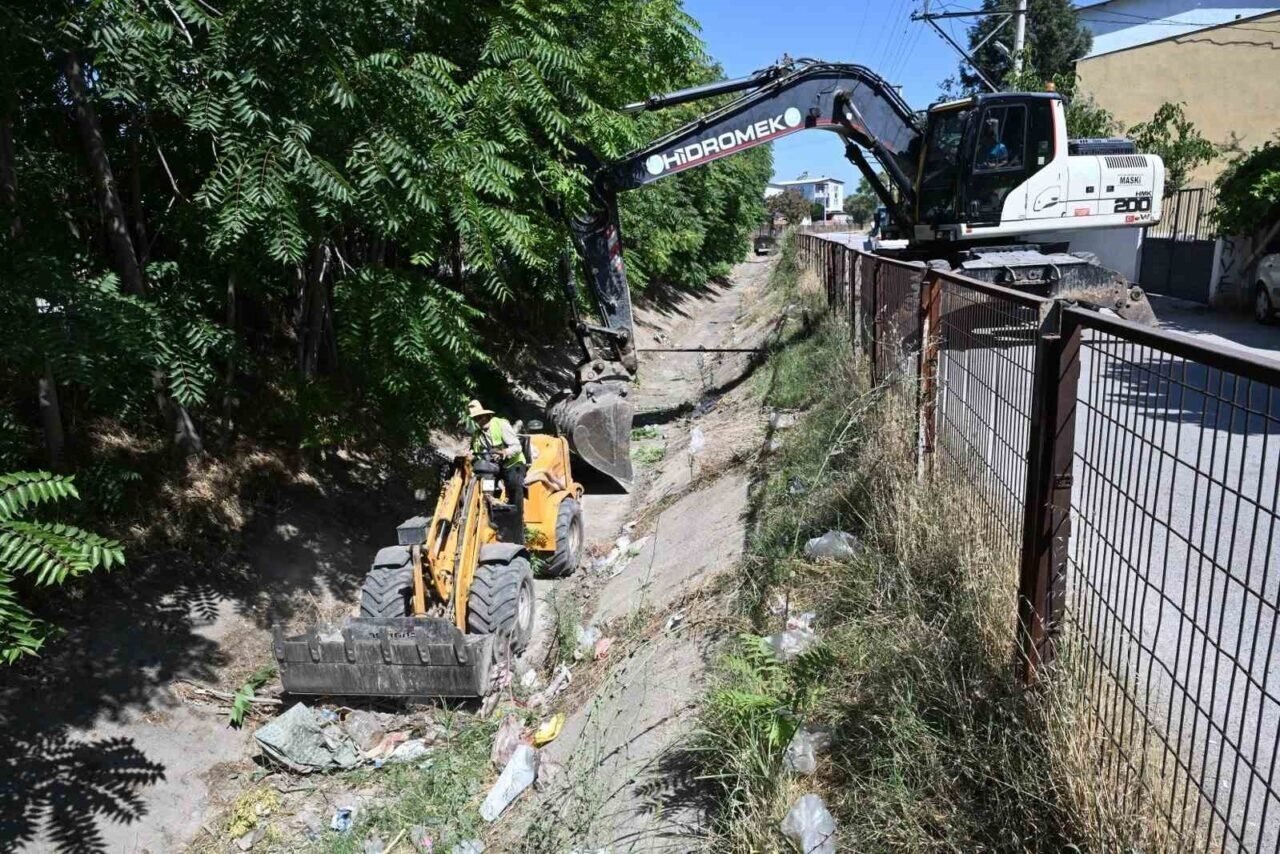 Fevzi Çakmak Mahallesi’nde sulama kanalları temizlendi Fevzi Çakmak Mahallesi’nde sulama kanalları temizlendi