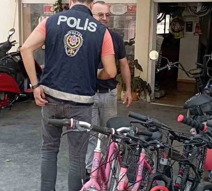 Antalya’nın Gazipaşa ilçesinde polis ekipleri tarafından çalıntı motosikletlerin tespiti, sigortasız