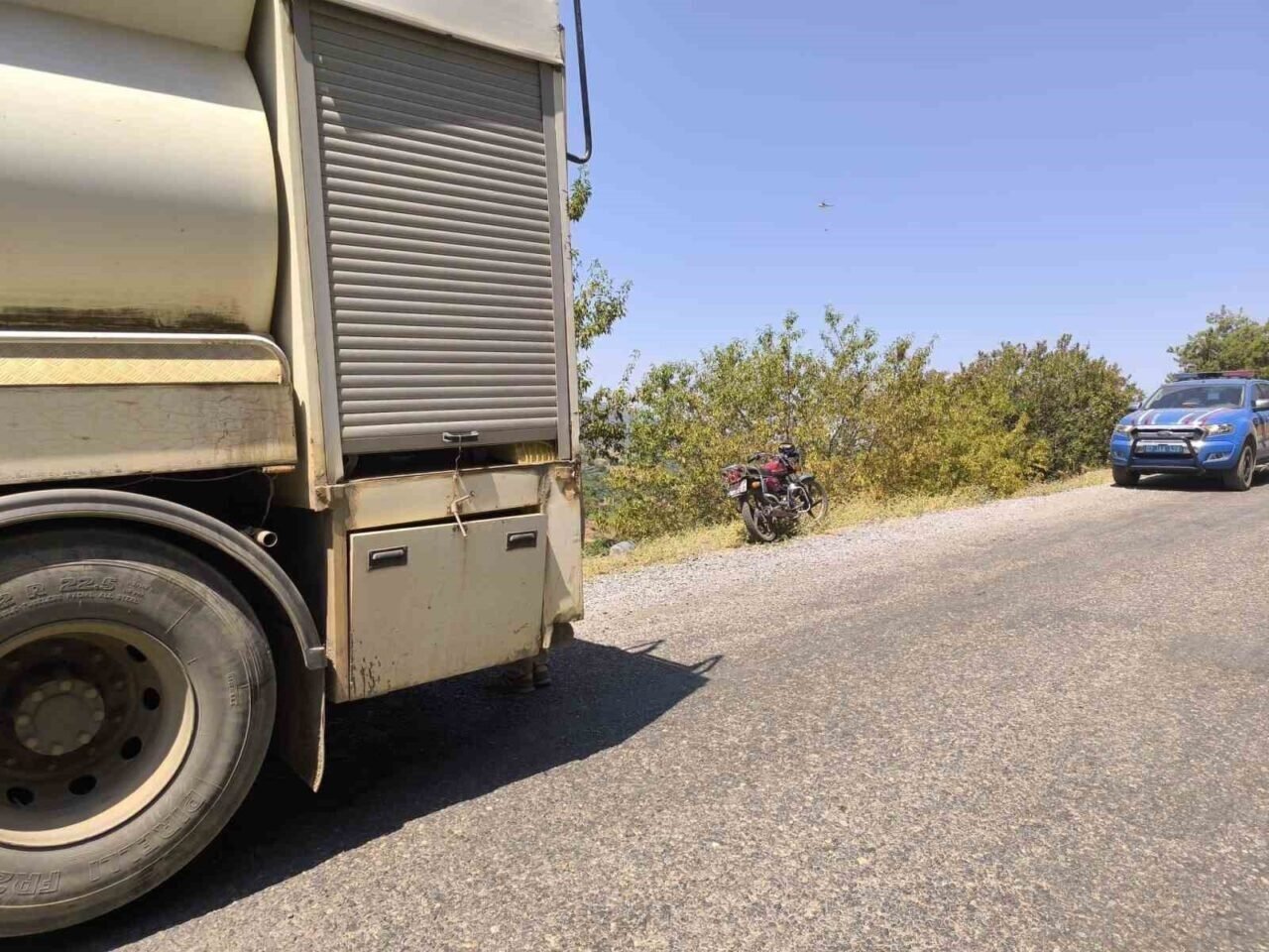 Gazipaşa’da yangınla mücadele eden vatandaş, su tankerinin altında kaldı
