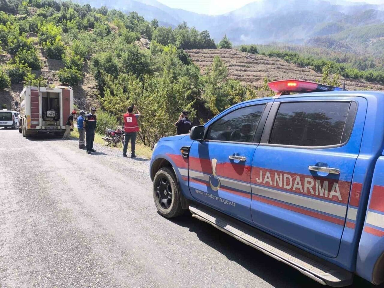 Gazipaşa’da yangınla mücadele eden vatandaş, su tankerinin altında kaldı