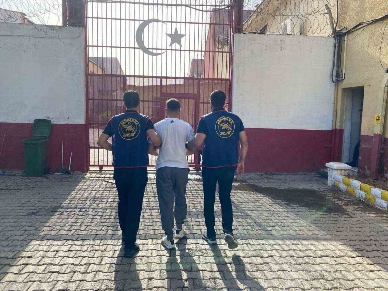 Hapis cezasıyla aranan şahıs Efeler’de yakalandı Hapis cezasıyla aranan şahıs Efeler’de yakalandı