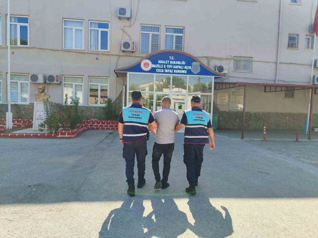 Hapis cezasıyla aranan şahıs Nazilli’de yakalandı Hapis cezasıyla aranan şahıs Nazilli’de yakalandı