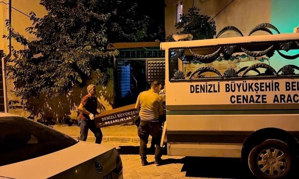 İşten dönen kadın evde iki kişinin cesediyle karşılaştı