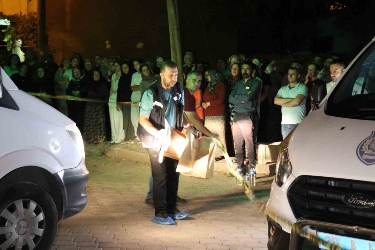 İşten dönen kadın evde iki kişinin cesediyle karşılaştı