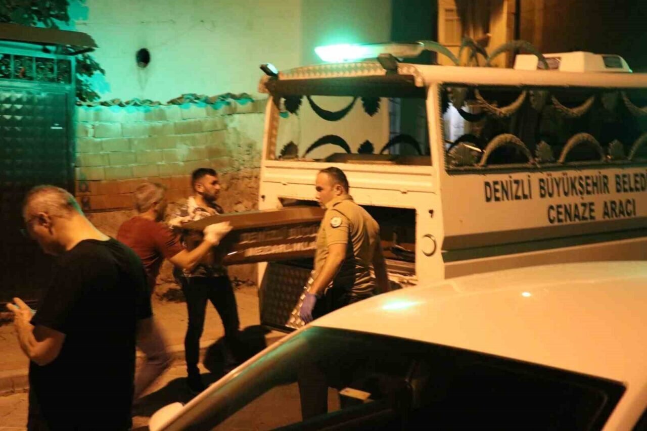 İşten dönen kadın evde iki kişinin cesediyle karşılaştı