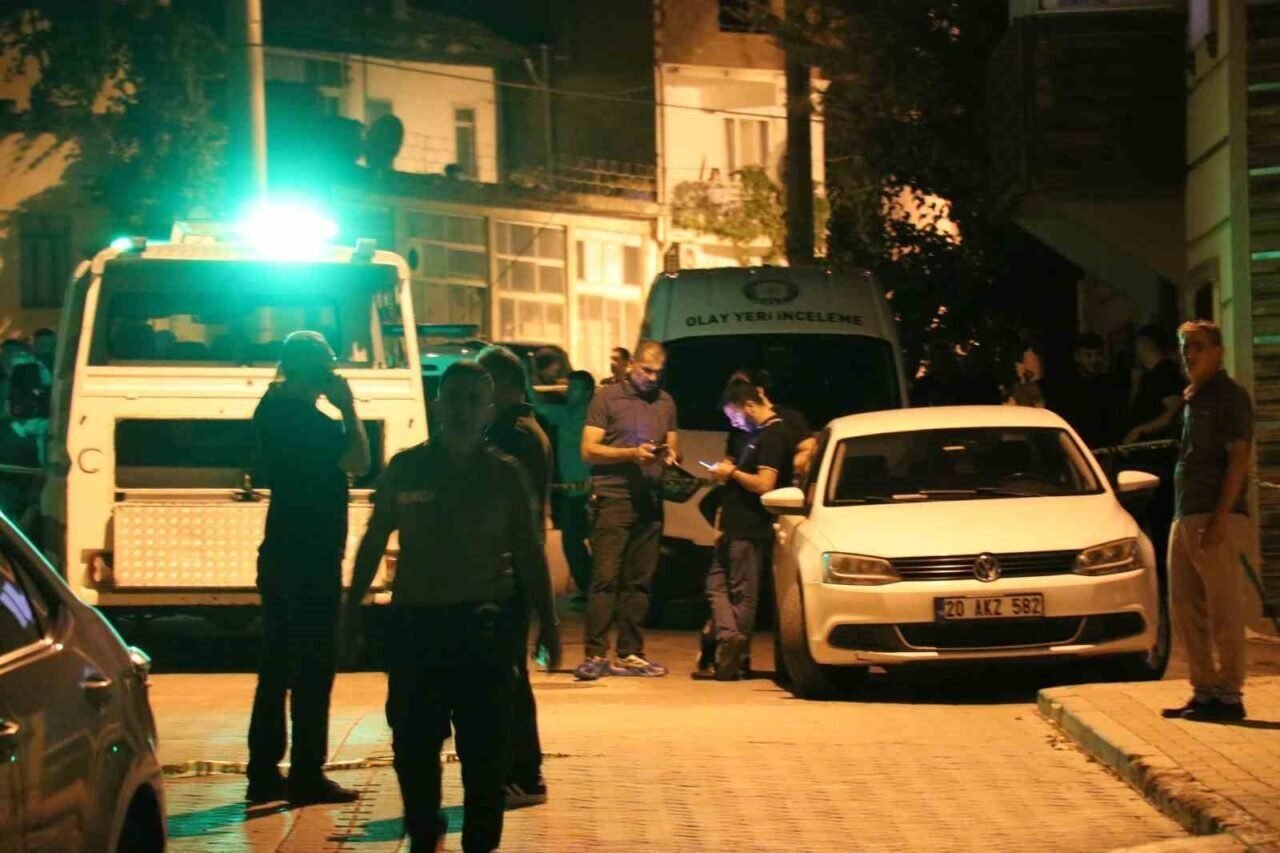 İşten dönen kadın evde iki kişinin cesediyle karşılaştı