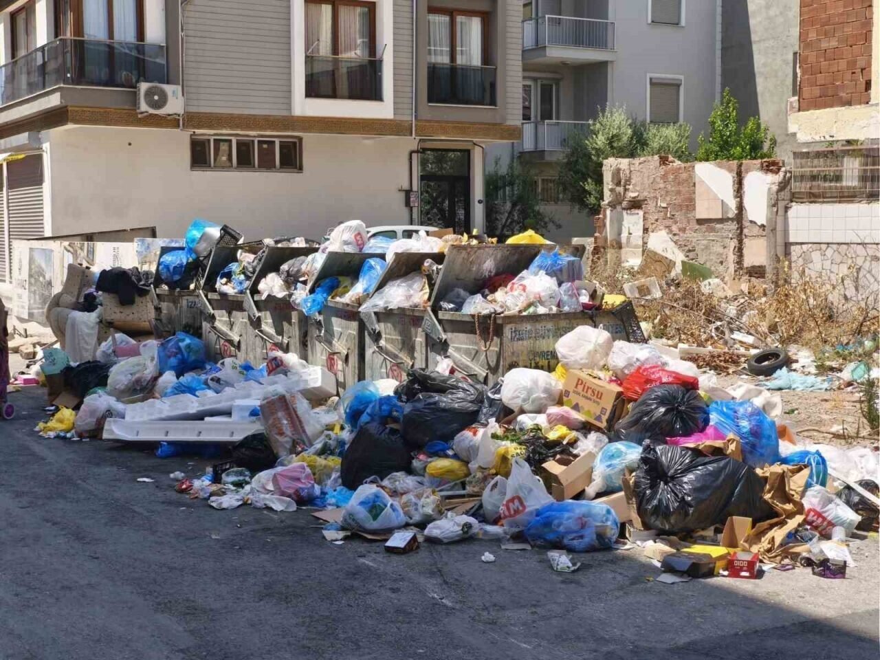 İzmir, kuzeyden güneye çöp kokuyor İzmir, kuzeyden güneye çöp kokuyor