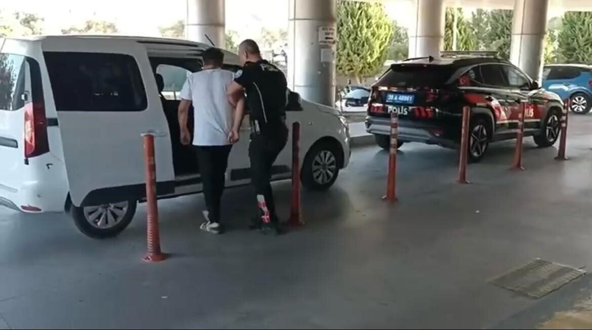 İzmir’de aranan şahıslara şafak operasyonu: 114 gözaltı İzmir’de aranan şahıslara şafak operasyonu: 114 gözaltı