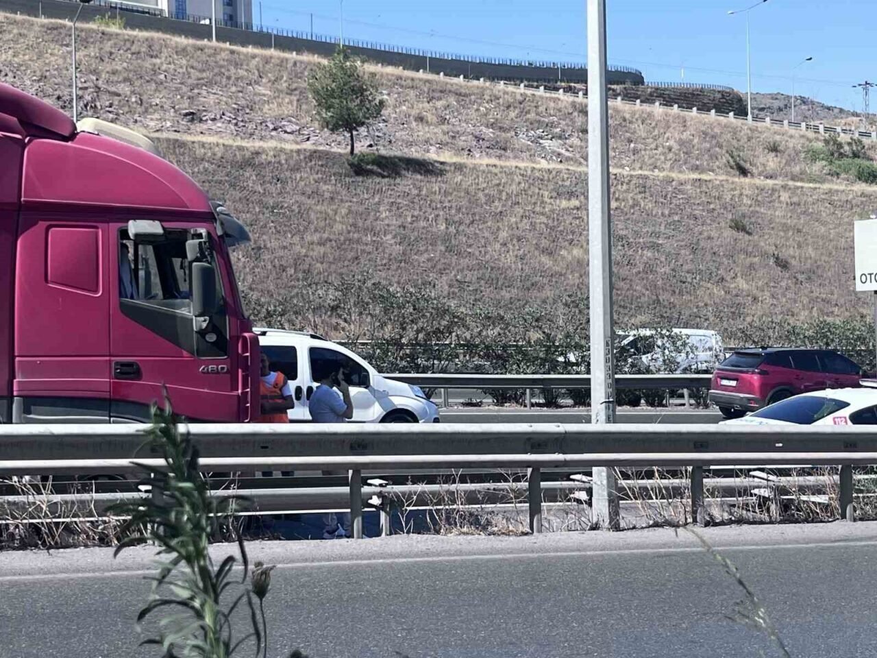 İzmir’de otomobil tıra çarptı: 1 ölü, 1 ağır yaralı
