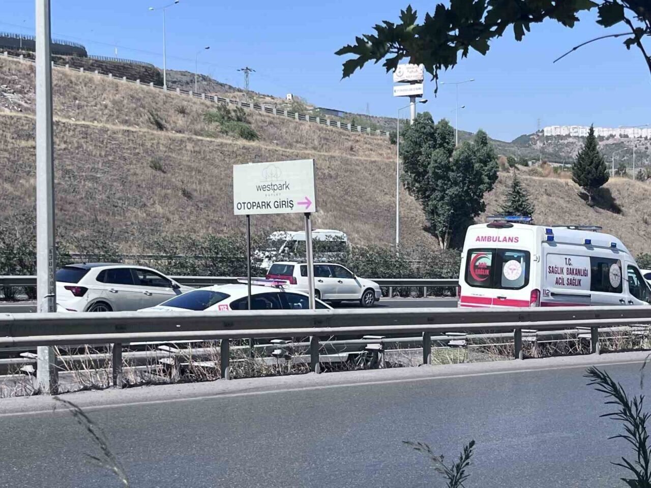 İzmir’de otomobil tıra çarptı: 1 ölü, 1 ağır yaralı