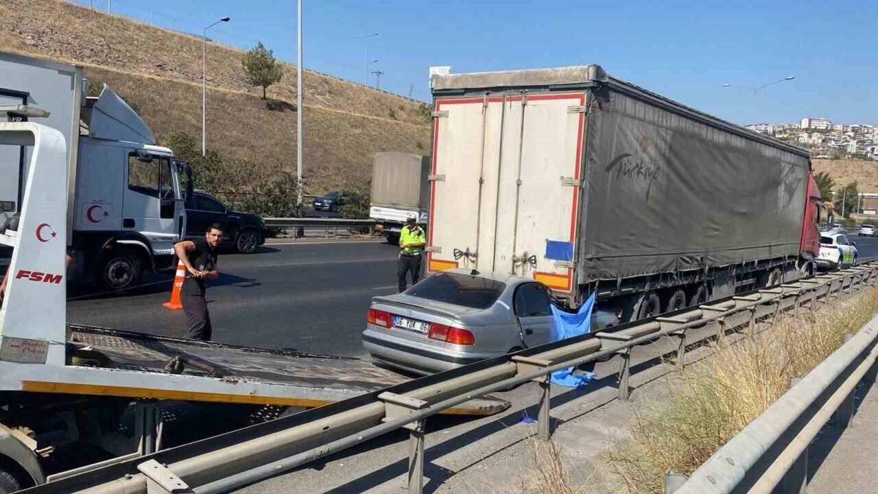 İzmir’de otomobil tıra çarptı: 1 ölü, 1 ağır yaralı İzmir’de otomobil tıra çarptı: 1 ölü, 1 ağır yaralı