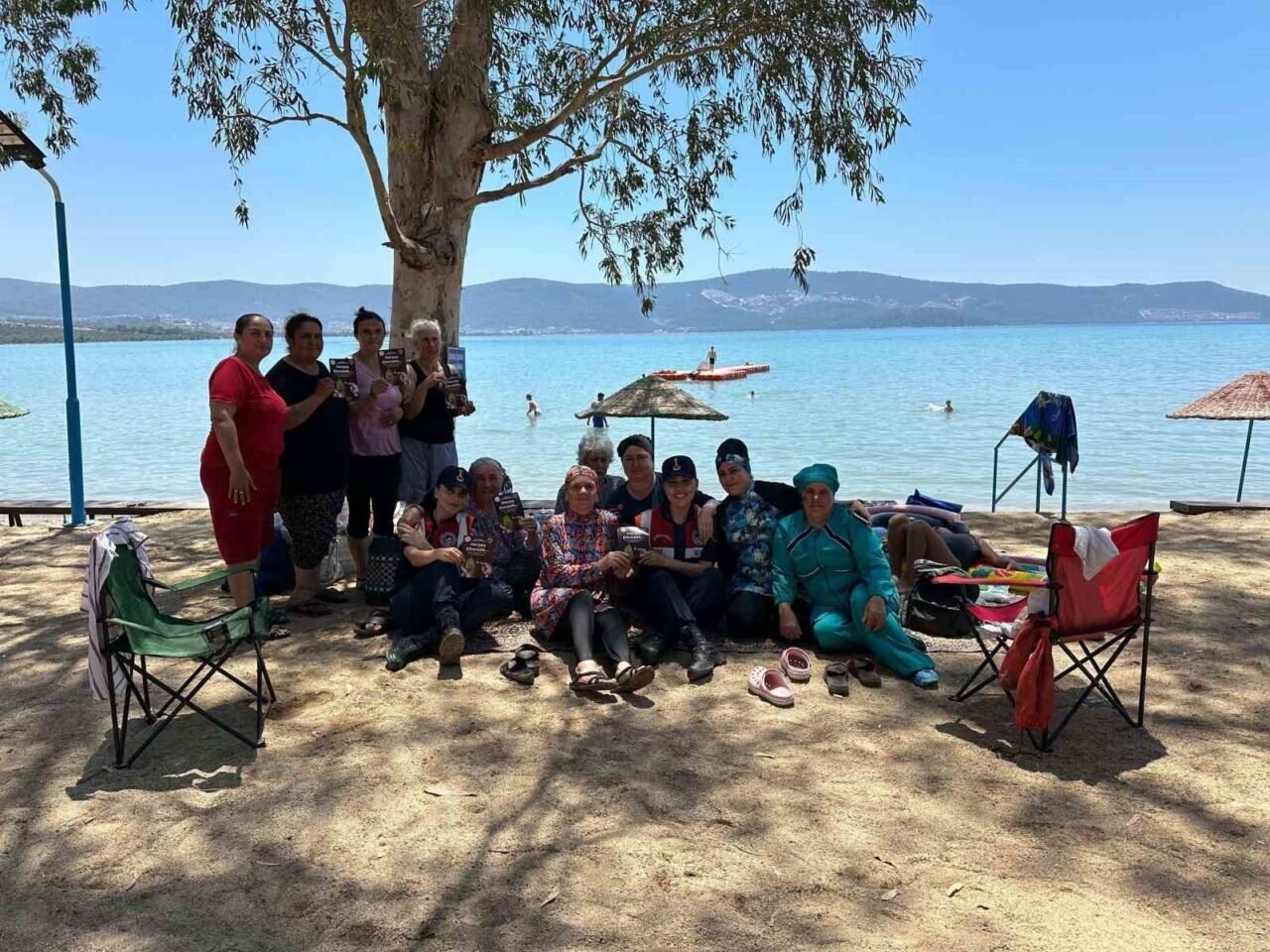Jandarmadan Didim’de vatandaşlara orman yangını bilgilendirmesi Jandarmadan Didim’de vatandaşlara orman yangını bilgilendirmesi