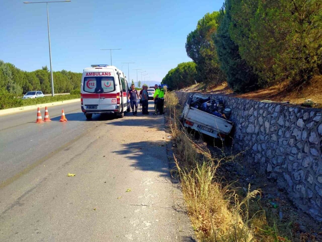 Kamyonet yoldan çıktı: Baba ve oğlu yaralandı Kamyonet yoldan çıktı: Baba ve oğlu yaralandı