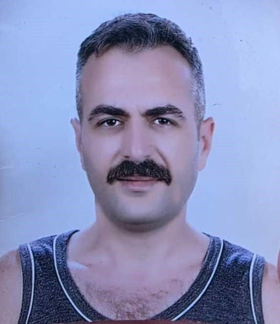 Kamyonundaki arızayı kontrol için inen sürücü başka bir kamyonun altında kaldı
