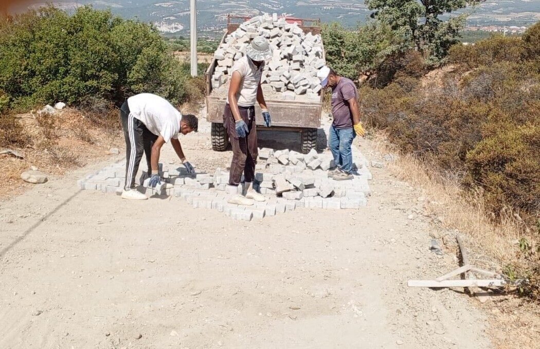 Karacasu’da parke taşı döşeme çalışmaları devam ediyor